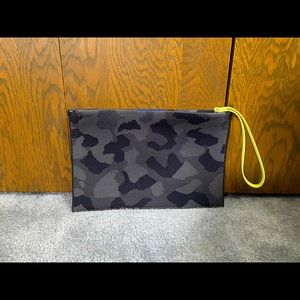NWOT Rothy’s Essential Pouch in camo